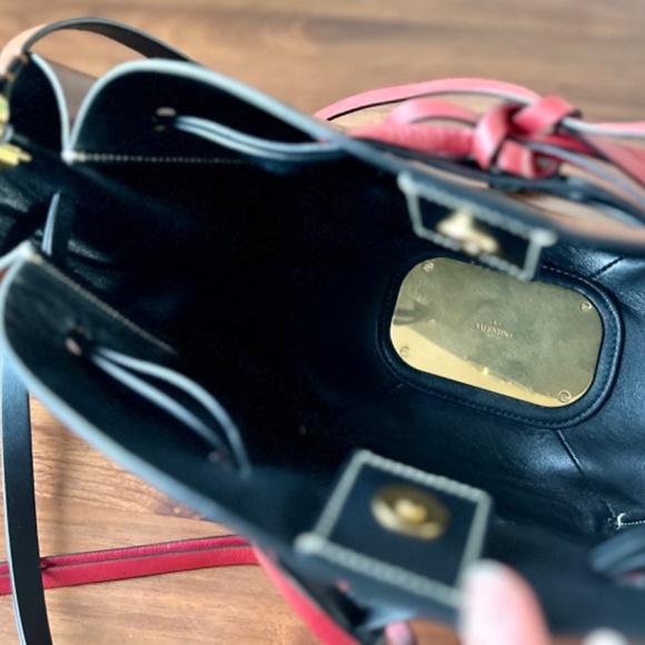 VLogo Signature Collection - Valentino Garavani Leather Bucket Bag! - Picture 2 of 5